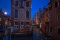 Blick auf schöne nächtliche Landschaft, bunte Häuser und alte Gebäude, Venedig, Italien — Stockfoto
