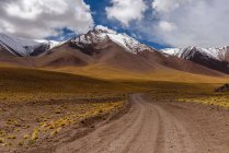 Живописный вид на дорогу через горный ландшафт в сторону Лейла-Лагун, Сокэр, Эль-Лоа, Антофаста, Чили — стоковое фото