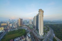 Ciudad skyline al amanecer, Kuala Lumpur, Malasia - foto de stock