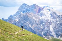 Bicicleta de montanha de mulher, Parque Nacional Fanes-Sennes-Braies, Dolomites, Trentino, Tirol do Sul, Itália — Fotografia de Stock