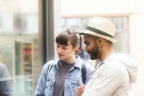 Couple debout dans la rue vitrines — Photo de stock