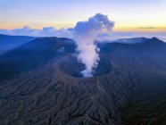 Puesta de sol en el Parque Nacional Bromo Tengger Semeru en Java Oriental, Indonesia tomada con un dron. Nubes bajas visibles alrededor del cráter Mount Bromo . - foto de stock