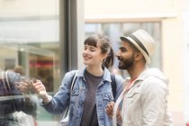 Casal em pé na rua janela de compras — Fotografia de Stock