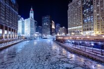 Malerischer Blick auf gefrorenen Fluss im Winter, Chicago, Amerika, USA — Stockfoto