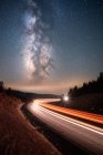 Milky Way above cars driving along a mountain road, Mt Rose, Nevada, Stati Uniti — Foto stock
