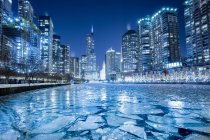 Vue aérienne de la rivière Chicago la nuit, Chicago, États-Unis — Photo de stock