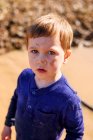 Портрет мальчика с грязью на лице — стоковое фото