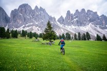 Mulher de bicicleta de montanha perto de Funes, Trentino, Tirol do Sul, Itália — Fotografia de Stock