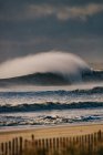 Plano escénico del océano tormentoso en el día nublado - foto de stock
