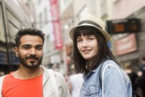 Retrato de um casal sorridente em uma cidade compras de rua — Fotografia de Stock