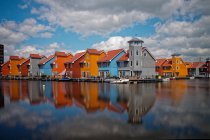 Vista panorámica del desarrollo de viviendas residenciales en el agua, Groningen, Holanda - foto de stock