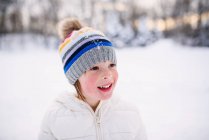 Ritratto di una ragazza in piedi sulla neve — Foto stock
