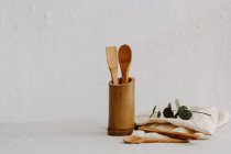 Conjunto de utensílios de cozinha de madeira, guardanapo de linho e eucalipto — Fotografia de Stock