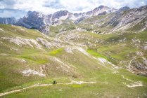 Bicicleta de montanha de mulher, Parque Nacional Fanes-Sennes-Braies, Dolomites, Trentino, Tirol do Sul, Itália — Fotografia de Stock