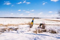 Хлопчик і дівчинка на полюванні на писанку в снігу — стокове фото