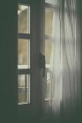 Nahaufnahme eines Vorhangs und eines französischen Fensters — Stockfoto