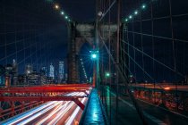 Vista panorámica del puente de Brooklyn por la noche, Manhattan, Nueva York, América, EE.UU. - foto de stock