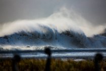 Colpo scenico di oceano tempestoso il giorno nuvoloso — Foto stock
