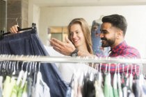 Couple shopping for clothes — Stock Photo