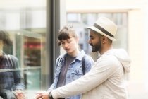 Couple debout dans la rue vitrines — Photo de stock