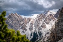 Живописный вид на горные вершины, Национальный парк Фанес-Сеннес-Брайс, Доломиты, Трентино, Южный Тироль, Италия — стоковое фото