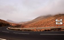 Estrada através da paisagem montanhosa, Fuerteventura, Ilhas Canárias, Espanha — Fotografia de Stock