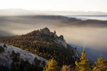 Красивий краєвид з гірським хребтом на задньому плані — стокове фото