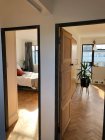 Интерьер уютной скандинавской квартиры в солнечном свете — стоковое фото