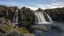Vue panoramique sur la cascade dans le parc national de Thingvellir, dans le sud-ouest de l'Islande — Photo de stock