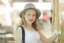 Frau blickt auf Besen auf einem Wochenmarkt — Stockfoto