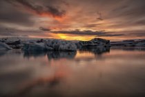 Vista panoramica del tramonto sulla laguna del ghiacciaio di Jokulsarlon, Islanda sud-orientale — Foto stock