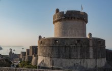 Мальовничий вид на вежу Міната та міську стіну, Дубровник, Хорватія — стокове фото