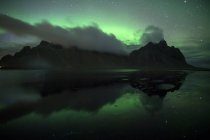 Aurora Borealis sobre Vestrahorn, Stokksnes, Sudeste da Islândia — Fotografia de Stock