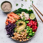 Arco-íris colorido frutas e legumes tigela almoço — Fotografia de Stock