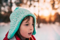 Portrait d'une fille souriante debout dans la neige — Photo de stock