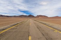 Estrada através da paisagem da montanha, San Pedro de Atacama, Antofagasta, Chile — Fotografia de Stock