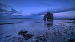 Vue panoramique de Hvitserkur au crépuscule, Islande — Photo de stock