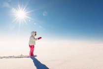 Menina de pé em uma paisagem rural nevada — Fotografia de Stock