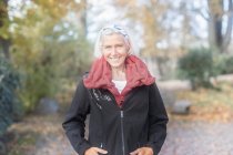 Ritratto di una donna in piedi nel parco, Germania — Foto stock
