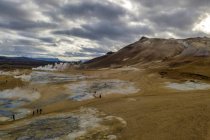 Touristen besuchen das geothermische Gebiet von Hverir, Nordostisland — Stockfoto