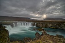 Vista panorámica de la cascada de gullfoss al atardecer, Islandia - foto de stock
