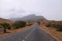Vista panoramica della strada vuota che conduce alle montagne, Sao Vicente, Capo Verde — Foto stock