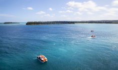 Bateaux d'appel d'offres de retour au navire de croisière. de l'île de Pines Nouvelle-Calédonie — Photo de stock