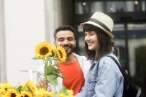 Couple debout dans la rue faisant du shopping pour les fleurs — Photo de stock