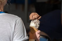 Обрезанное изображение девочки-подростка, держащей мороженое — стоковое фото