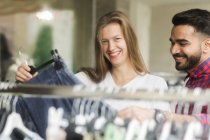 Couple shopping for clothes — Stock Photo
