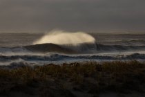 Tiro cênico do oceano tempestuoso no dia nublado — Fotografia de Stock