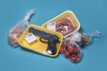 Pistola encolhida para venda com alimentos em um supermercado — Fotografia de Stock