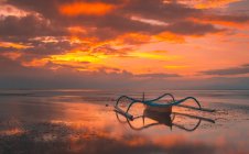 Vista panorámica del cálido amanecer impresionante de Bali, Indonesia . - foto de stock