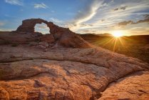 Puesta de sol sobre Arsenic Arch, Desierto de San Rafael cerca de Hanksville, Utah, América, EE.UU. - foto de stock